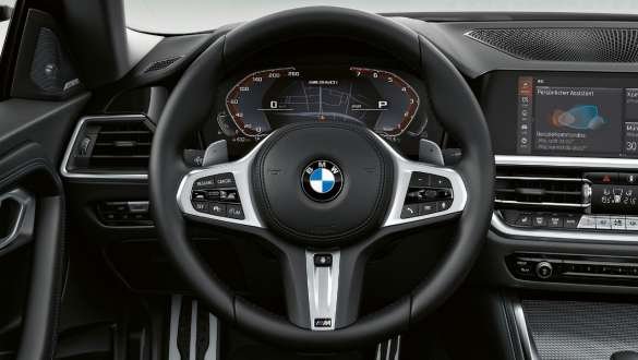 Былғарымен қапталған М рулі