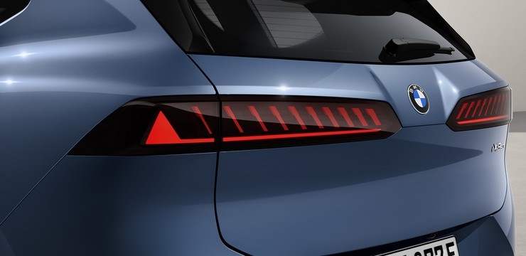 Смелый образ с тонкими деталями.